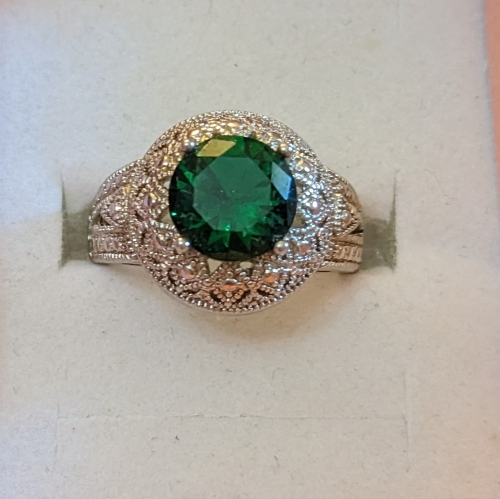 Elegant Silver and Green Gemstone Ring, T1B8G